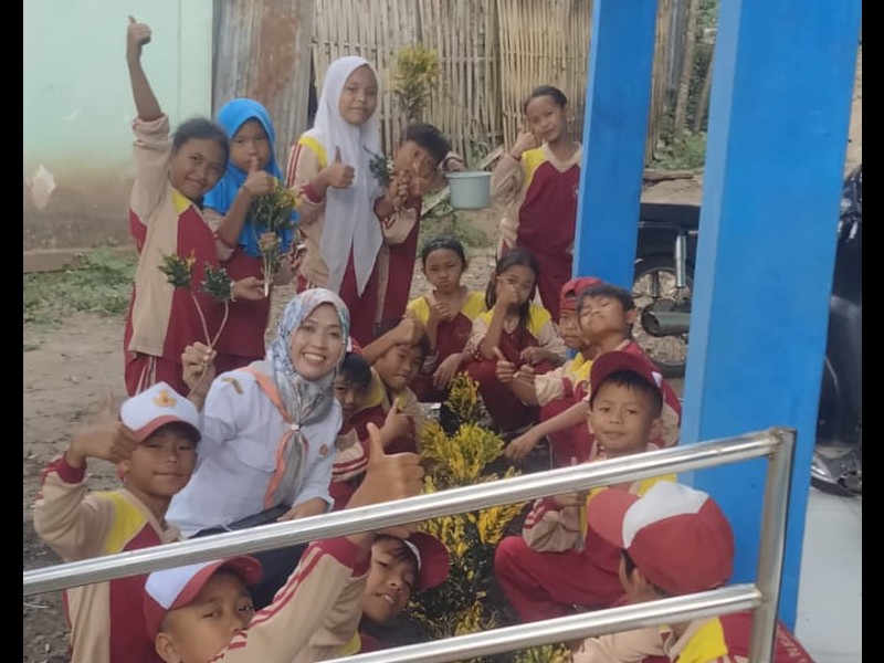 Membuat Taman Bunga di Depan Kelas