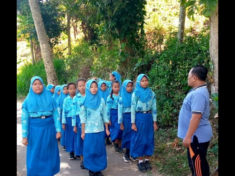 Murid Latihan Gerak Jalan