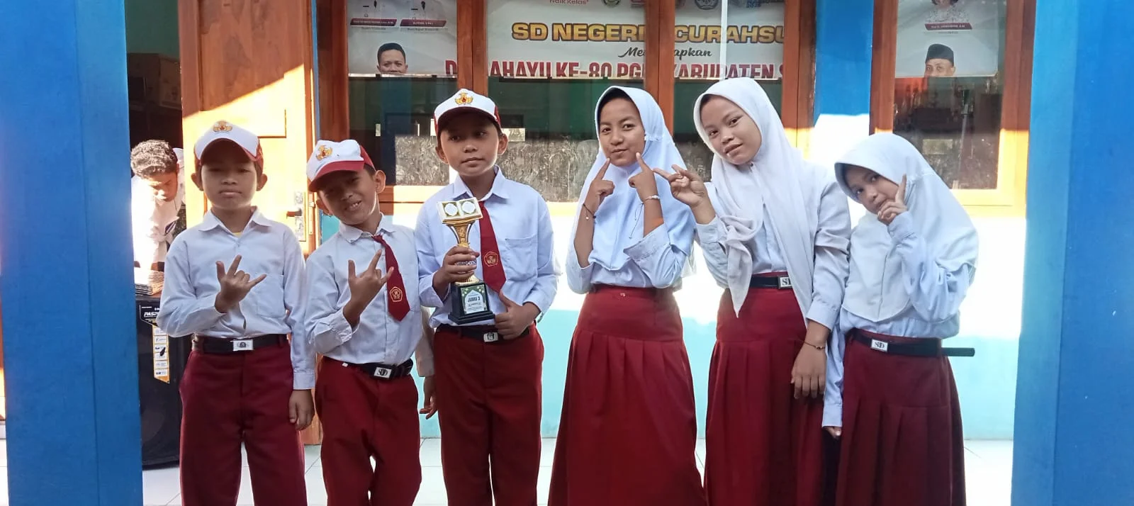 PEMBERIAN PIALA DAN SERTIFIKAT
